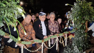 MenBud Resmikan Revitalisasi Panggung Songgobuwono dan Museum Keraton Surakarta